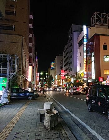 夜の新潟市内の繁華街